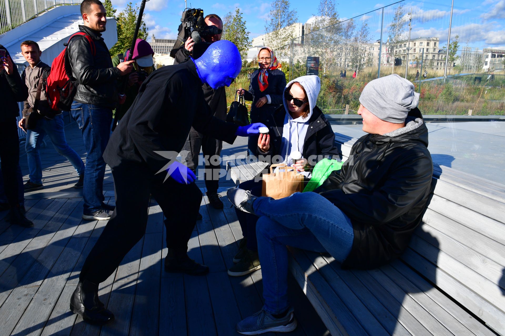 Москва. Нью-Йоркская перформанс-группа Blue Man Group, выступающая в образах `синих инопланетян`прогулялась по городу.