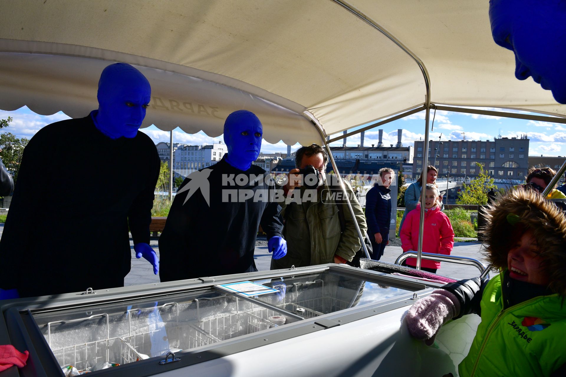 Москва. Нью-Йоркская перформанс-группа Blue Man Group, выступающая в образах `синих инопланетян`прогулялась по городу.