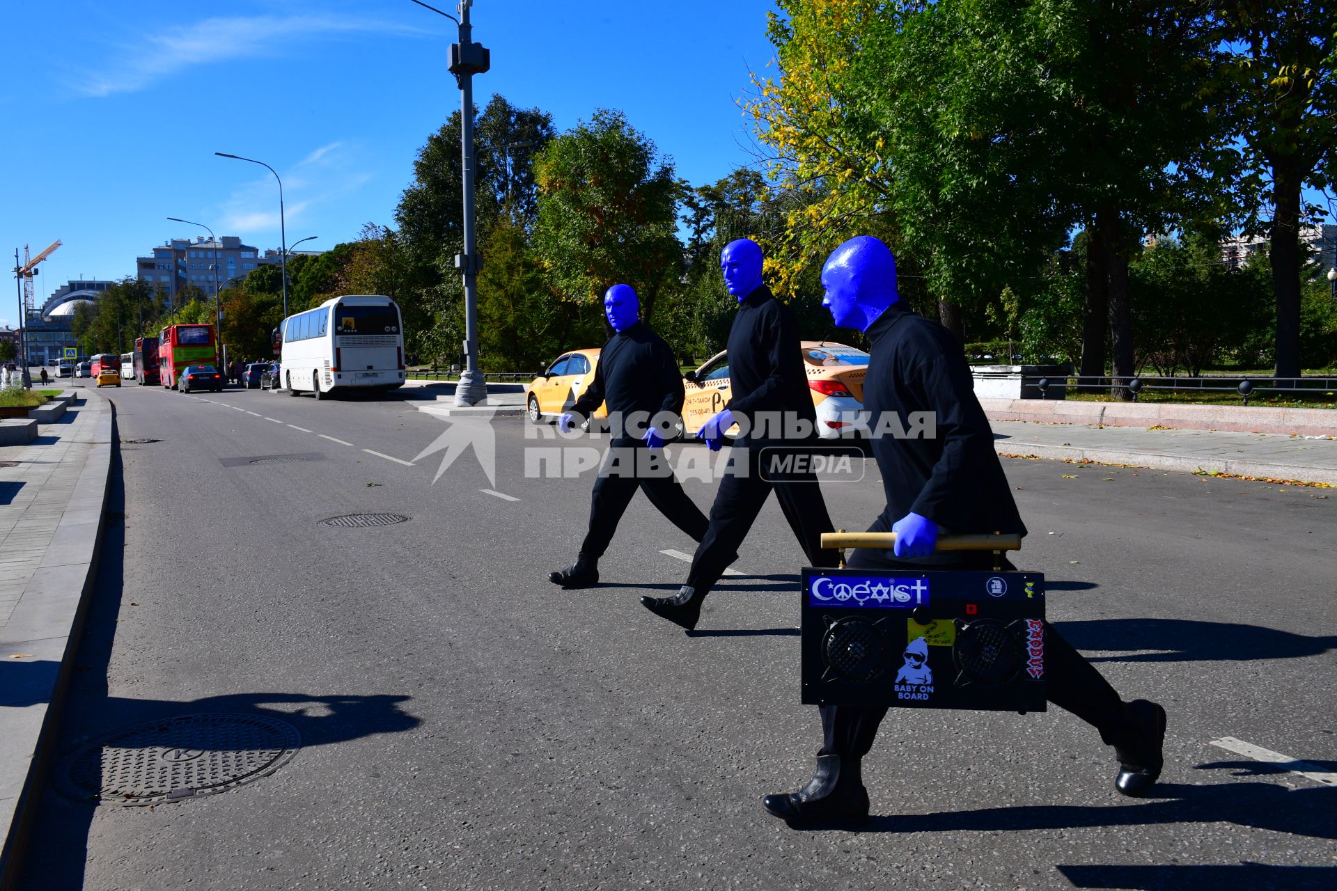 Москва. Нью-Йоркская перформанс-группа Blue Man Group, выступающая в образах `синих инопланетян`прогулялась по городу.