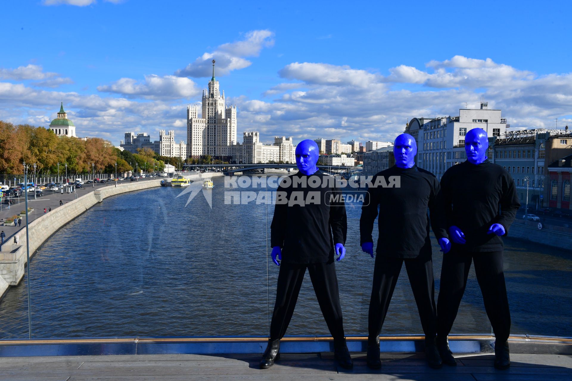 Москва. Нью-Йоркская перформанс-группа Blue Man Group, выступающая в образах `синих инопланетян`прогулялась по городу.