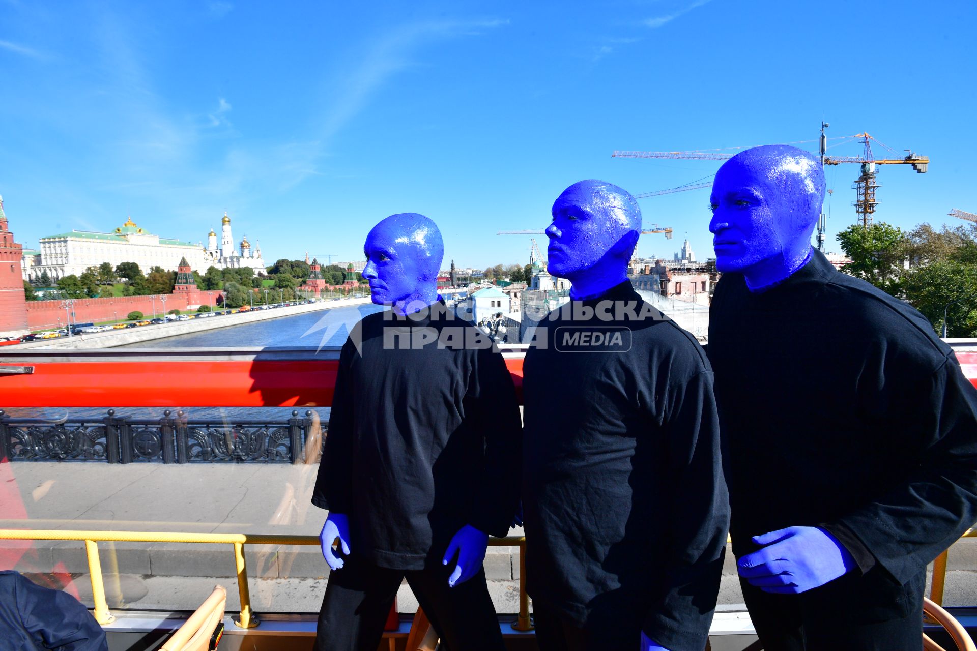 Москва. Нью-Йоркская перформанс-группа Blue Man Group, выступающая в образах `синих инопланетян`прогулялась по городу.