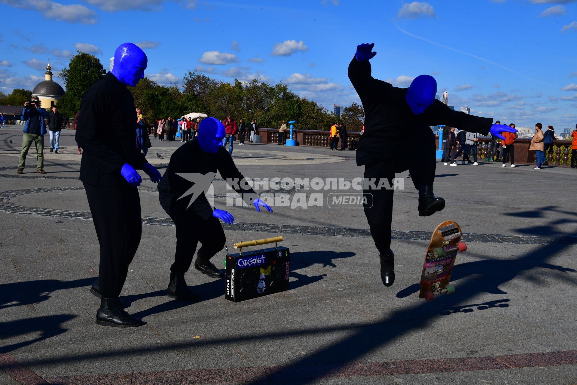 Москва. Нью-Йоркская перформанс-группа Blue Man Group, выступающая в образах `синих инопланетян`прогулялась по городу.