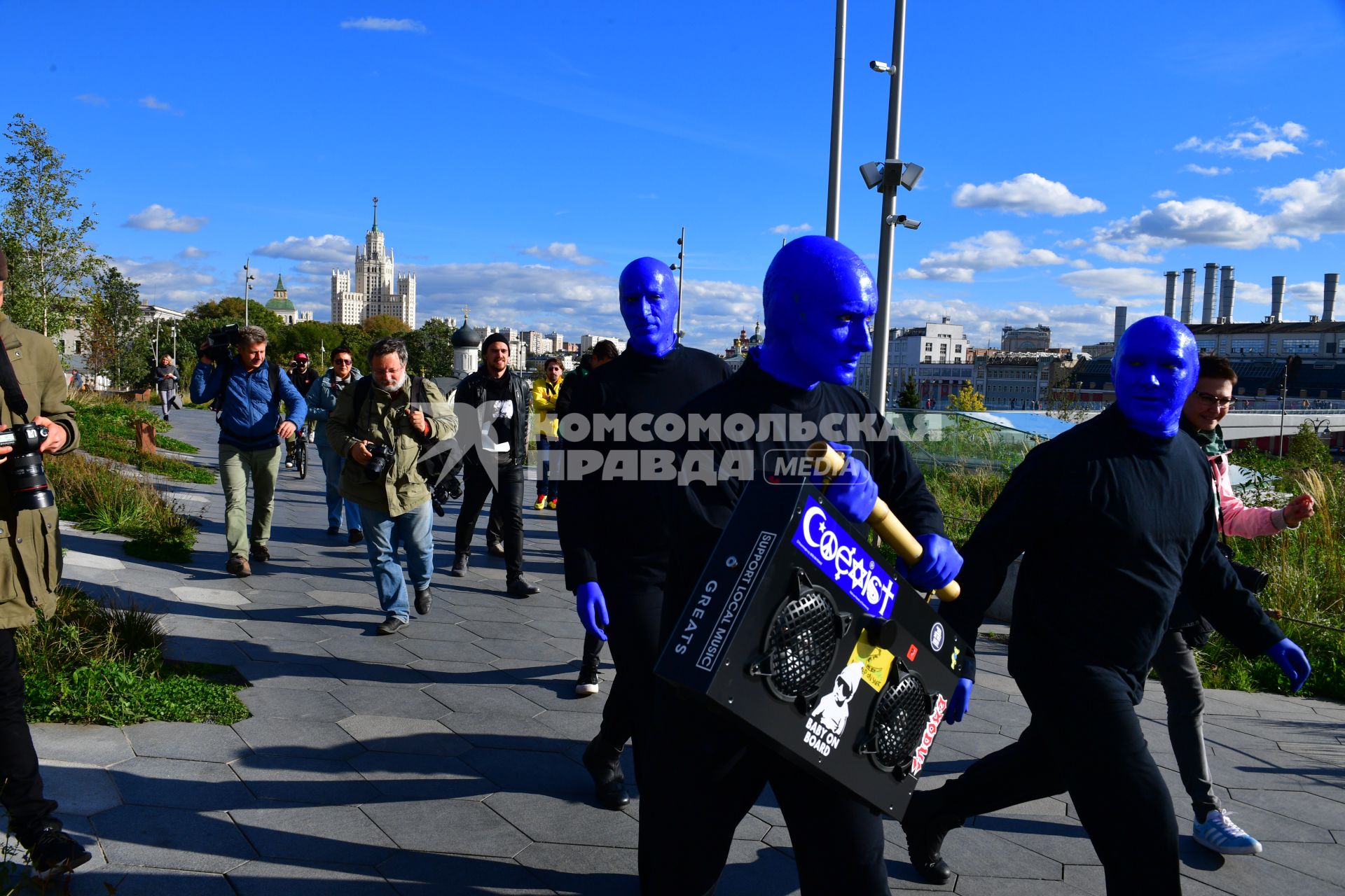 Москва. Нью-Йоркская перформанс-группа Blue Man Group, выступающая в образах `синих инопланетян`прогулялась по городу.