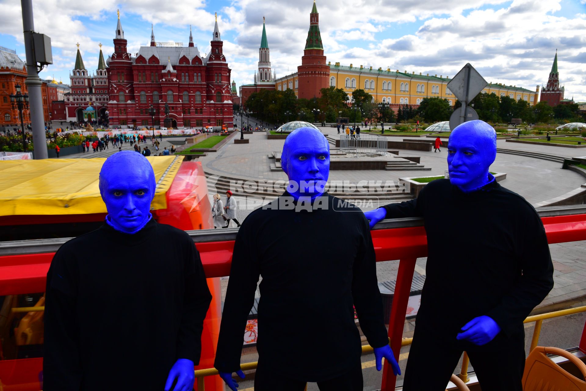 Москва. Нью-Йоркская перформанс-группа Blue Man Group, выступающая в образах `синих инопланетян`прогулялась по городу.