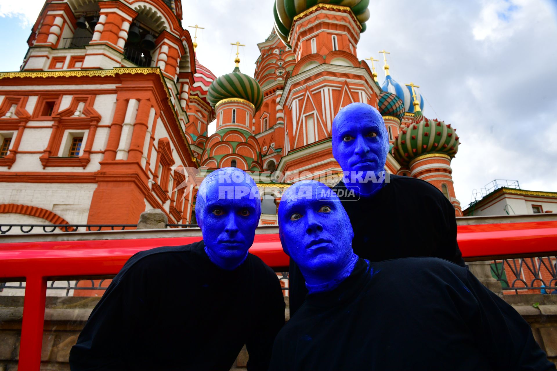 Москва. Нью-Йоркская перформанс-группа Blue Man Group, выступающая в образах `синих инопланетян`прогулялась по городу.