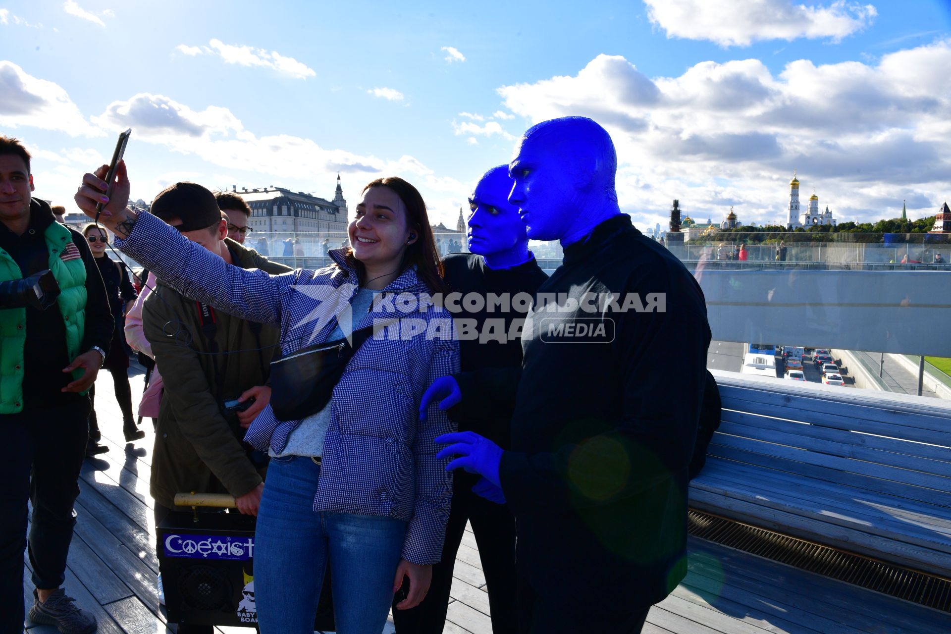 Москва. Нью-Йоркская перформанс-группа Blue Man Group, выступающая в образах `синих инопланетян`прогулялась по городу.