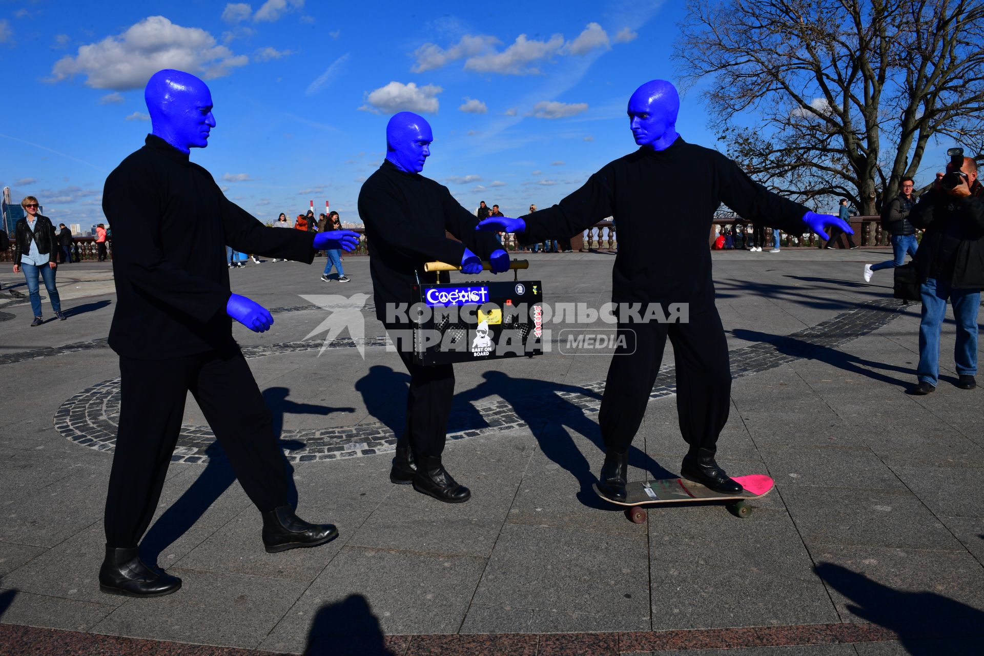 Москва. Нью-Йоркская перформанс-группа Blue Man Group, выступающая в образах `синих инопланетян`прогулялась по городу.