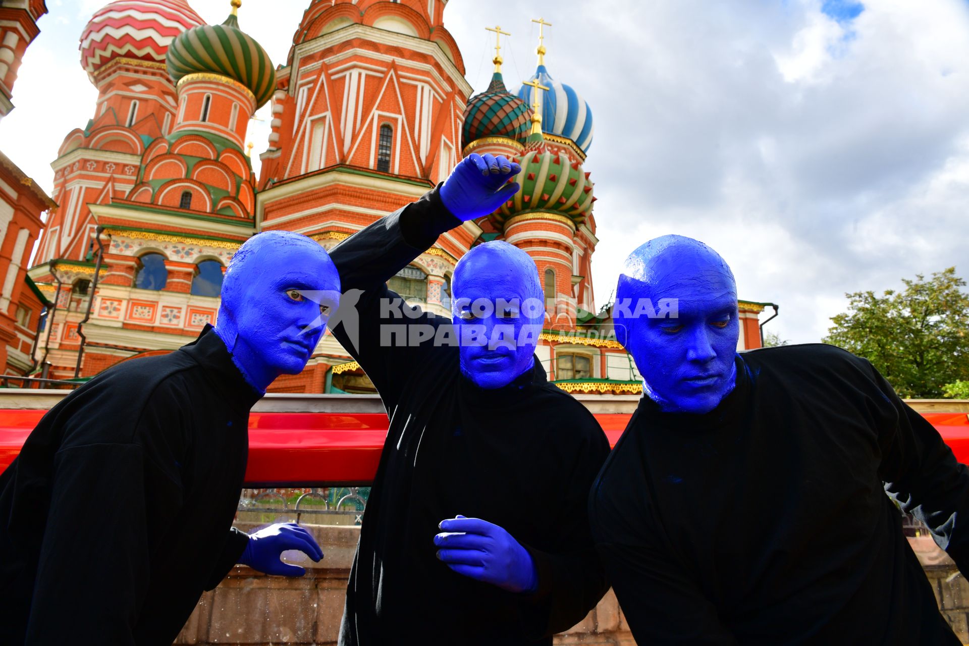 Москва. Нью-Йоркская перформанс-группа Blue Man Group, выступающая в образах `синих инопланетян`прогулялась по городу.