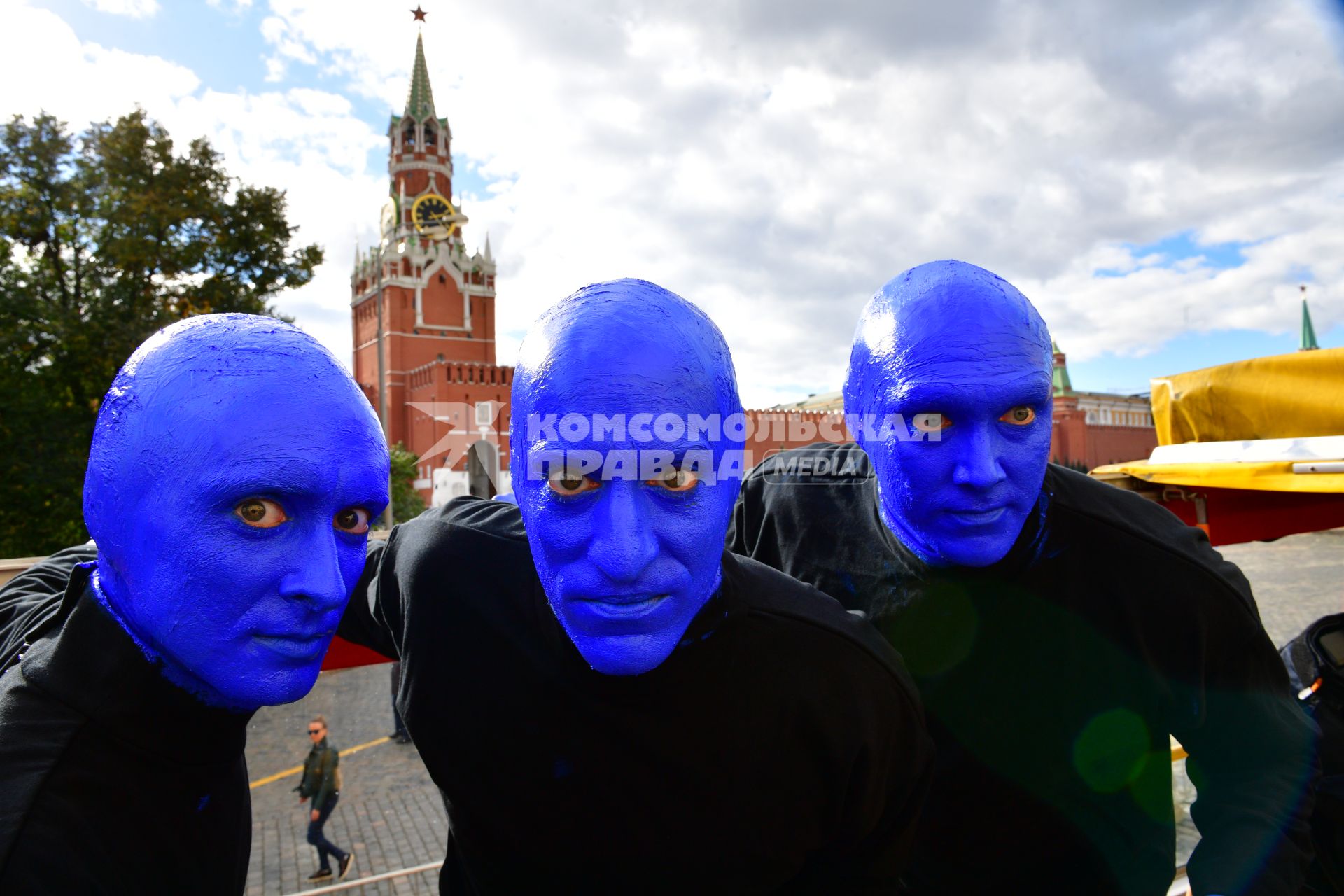 Москва. Нью-Йоркская перформанс-группа Blue Man Group, выступающая в образах `синих инопланетян`прогулялась по городу.