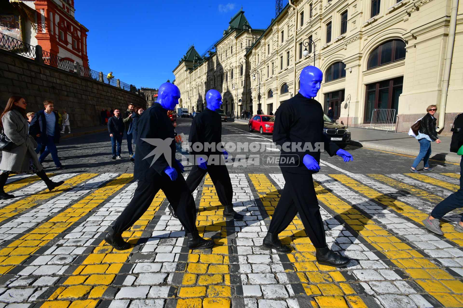 Москва. Нью-Йоркская перформанс-группа Blue Man Group, выступающая в образах `синих инопланетян`прогулялась по городу.