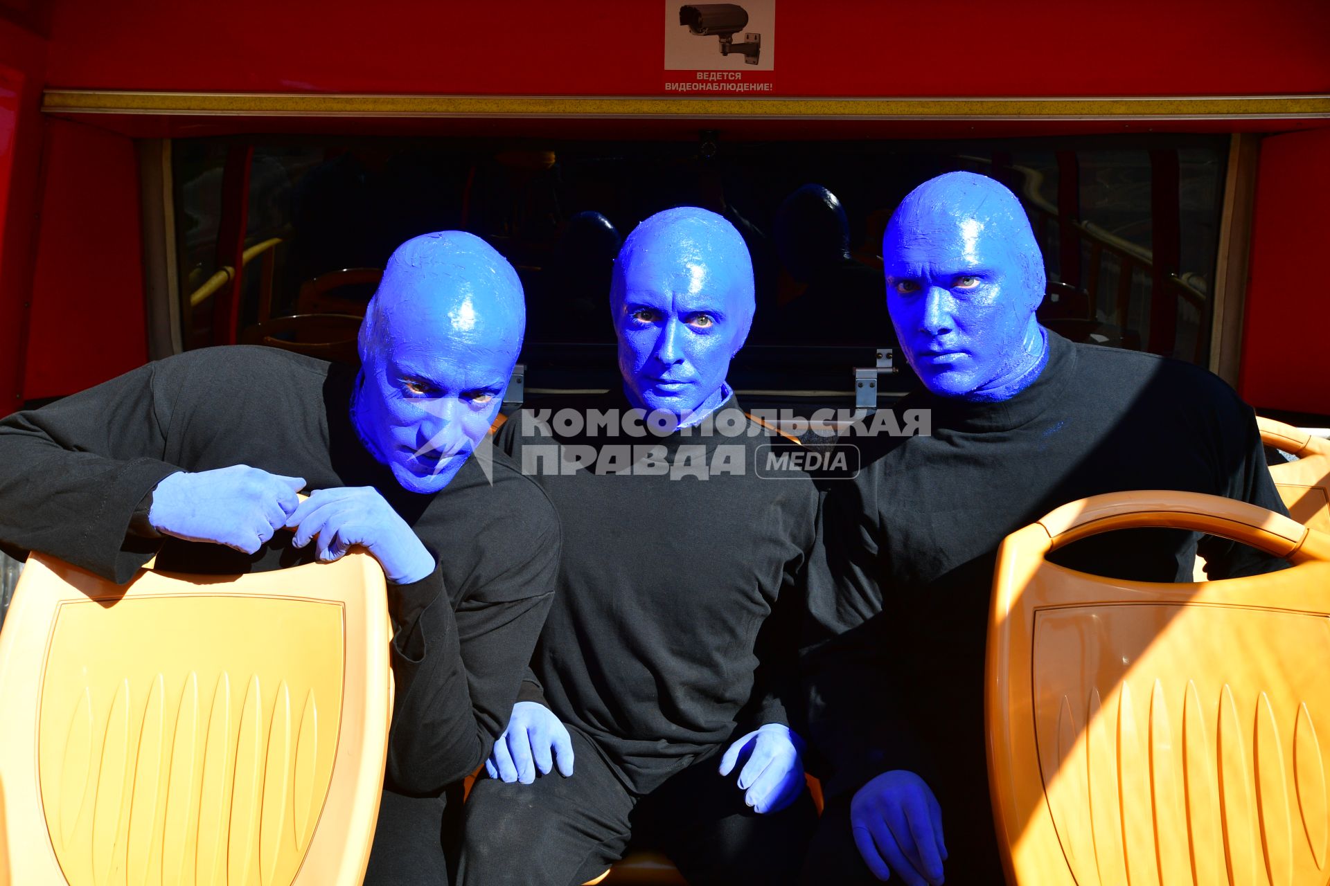 Москва. Нью-Йоркская перформанс-группа Blue Man Group, выступающая в образах `синих инопланетян`прогулялась по городу.