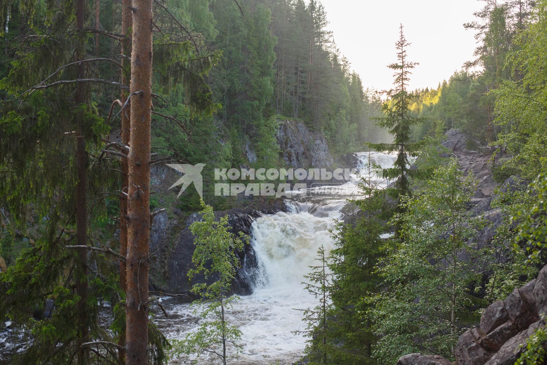 Республика Карелия. Водопад в заповеднике `Кивач`.