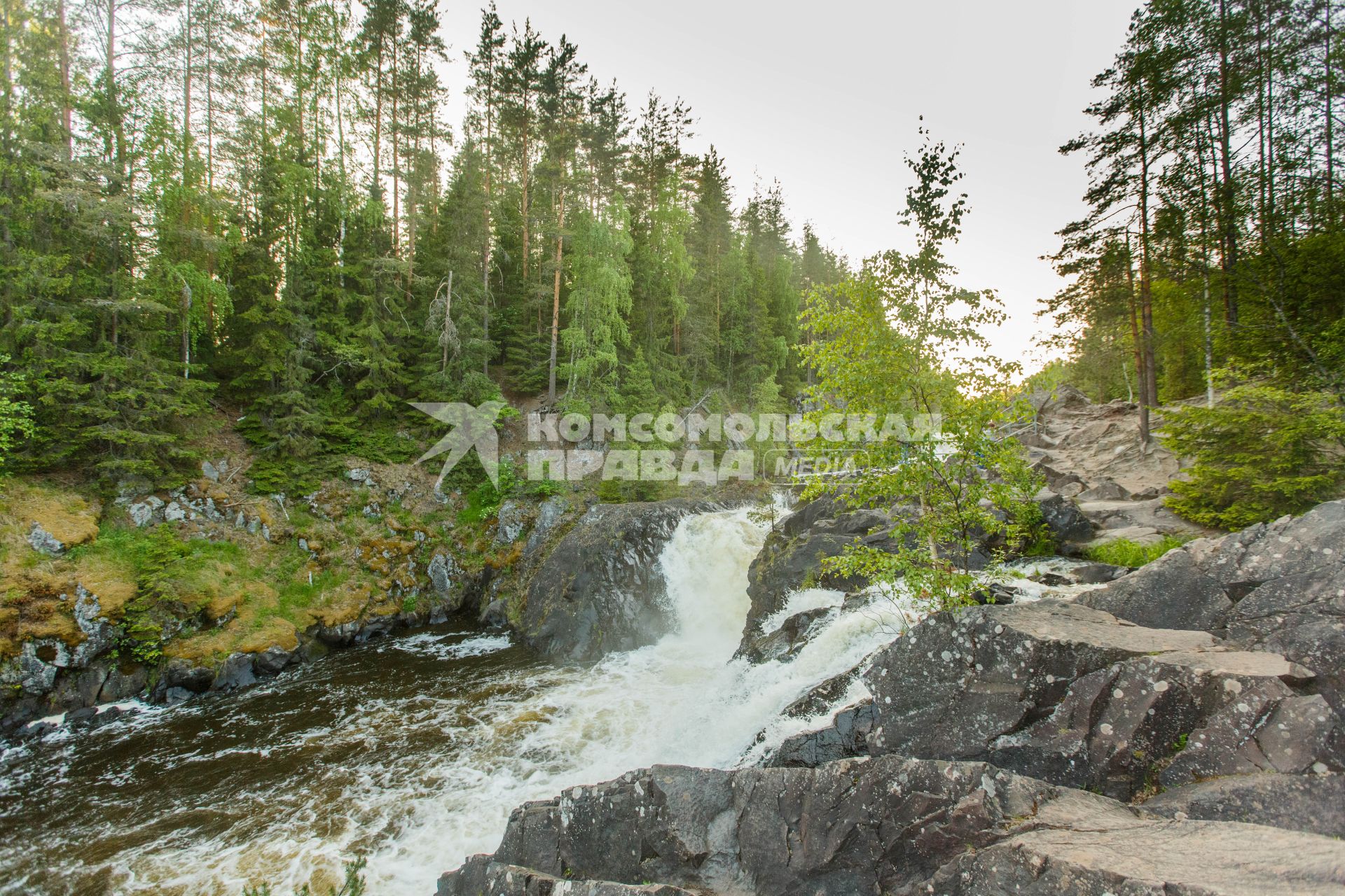 Республика Карелия. Водопад в заповеднике `Кивач`.