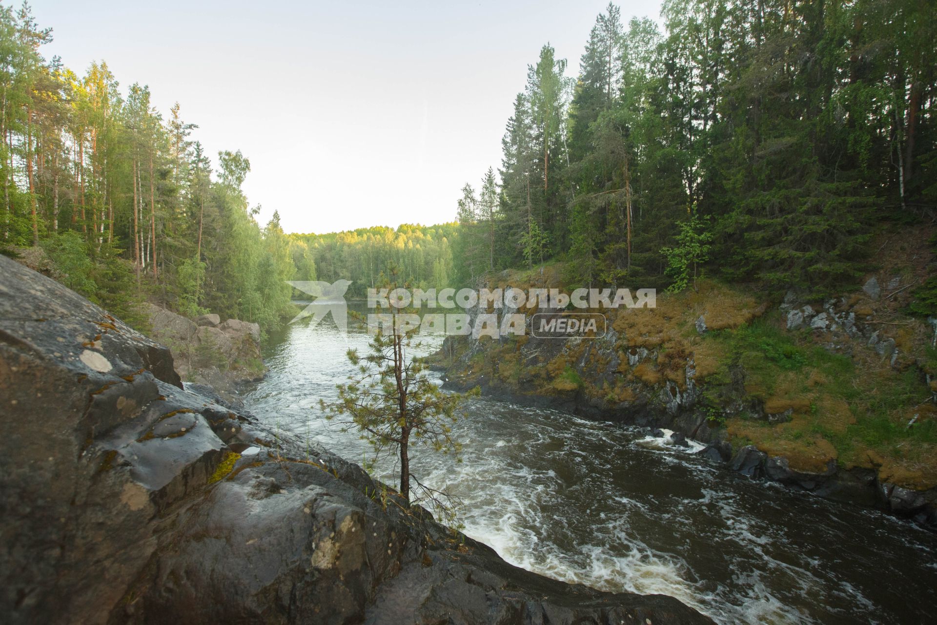 Республика Карелия. Водопад в заповеднике `Кивач`.