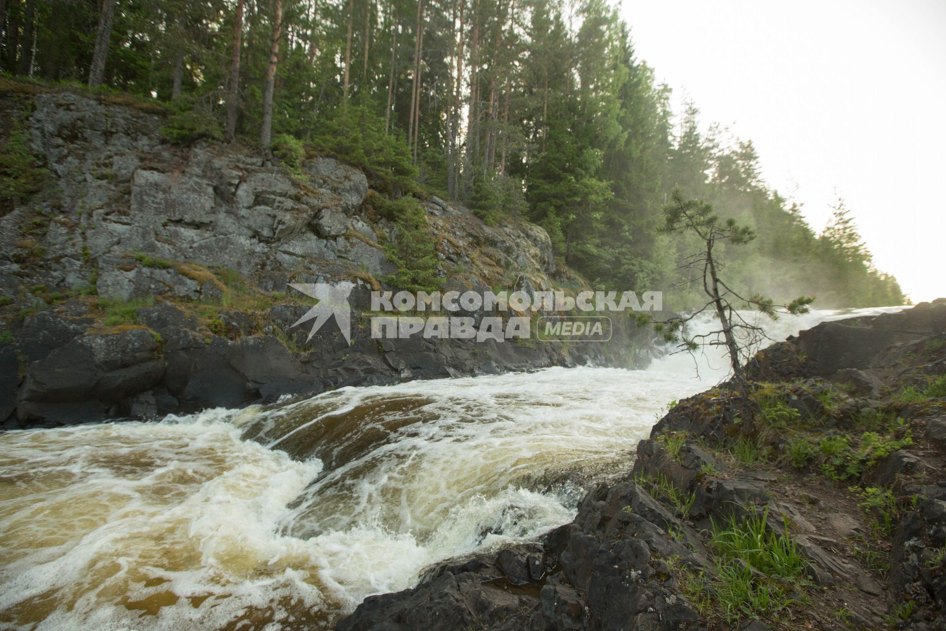 Республика Карелия. Водопад в заповеднике `Кивач`.