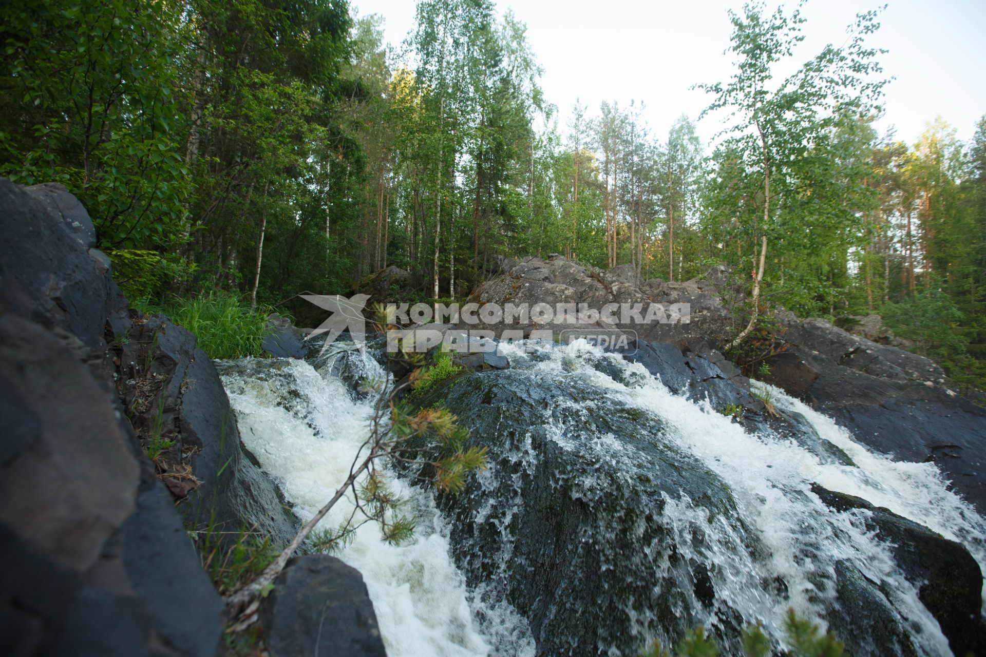 Республика Карелия. Водопад в заповеднике `Кивач`.