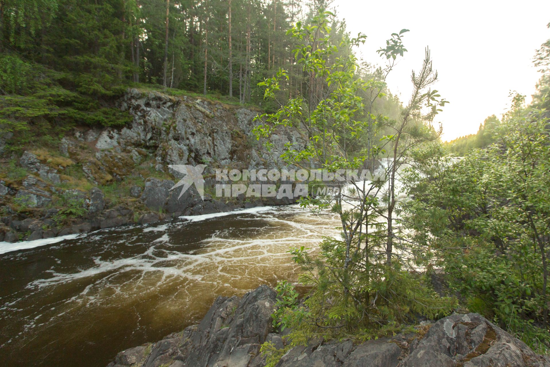 Республика Карелия. Водопад в заповеднике `Кивач`.