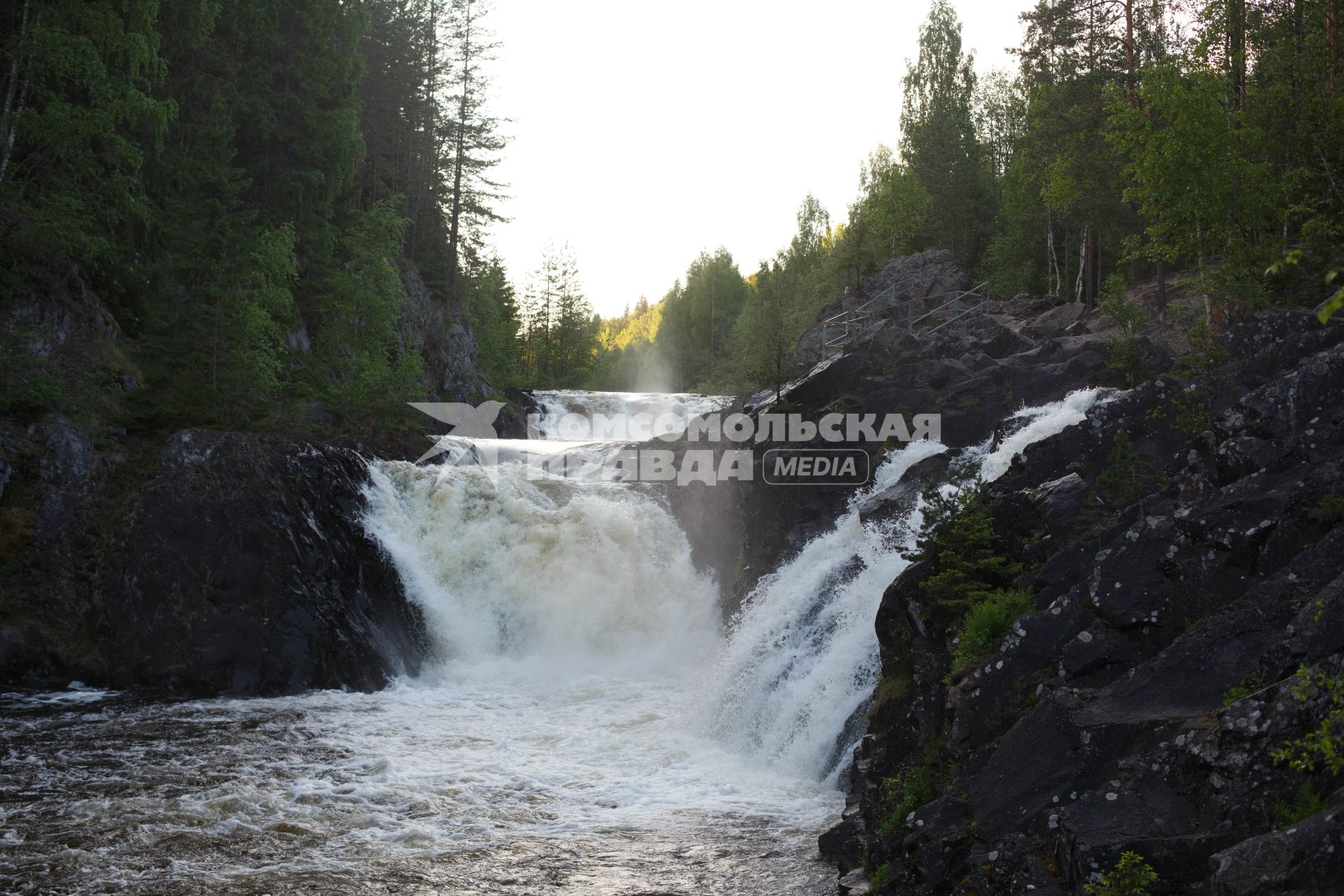 Республика Карелия. Водопад в заповеднике `Кивач`.