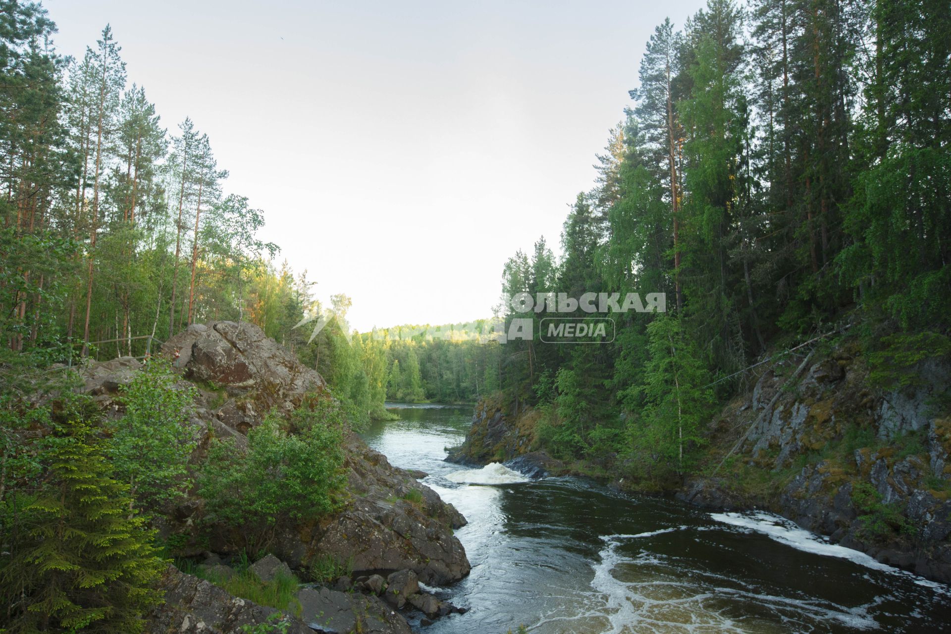 Республика Карелия. Водопад в заповеднике `Кивач`.