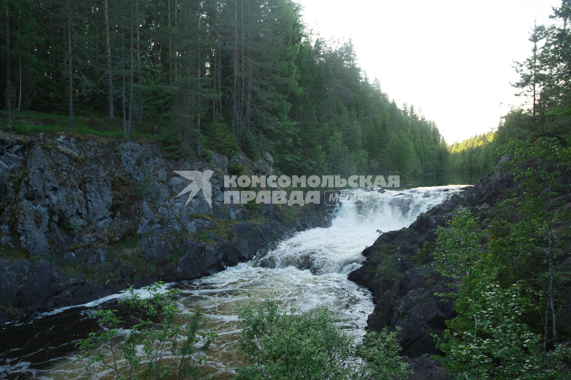 Республика Карелия. Водопад в заповеднике `Кивач`.