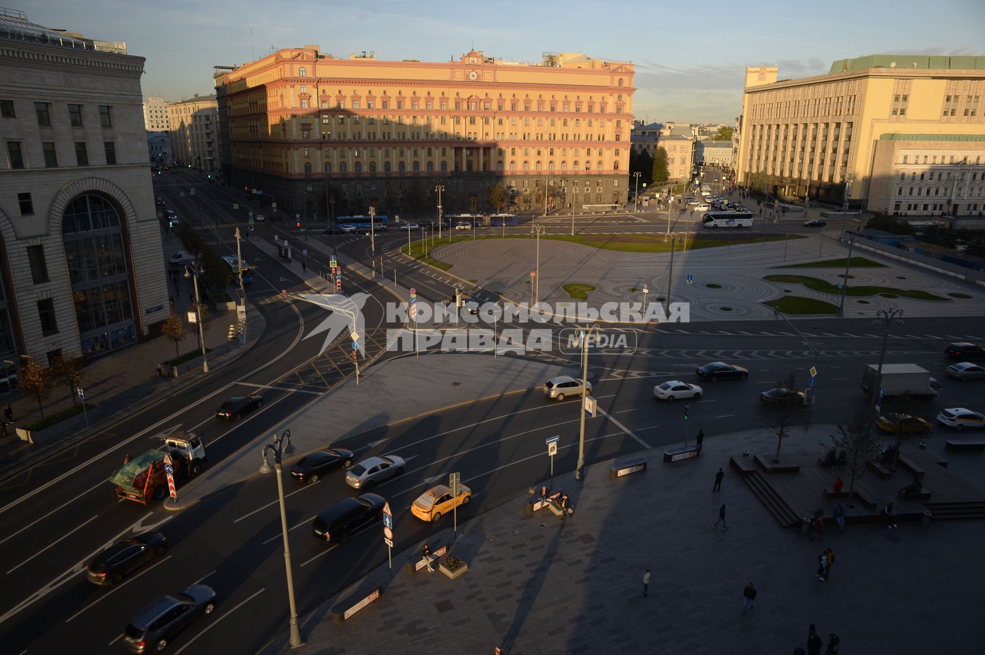 Москва.  Дорожная разметка на Лубянской площади.