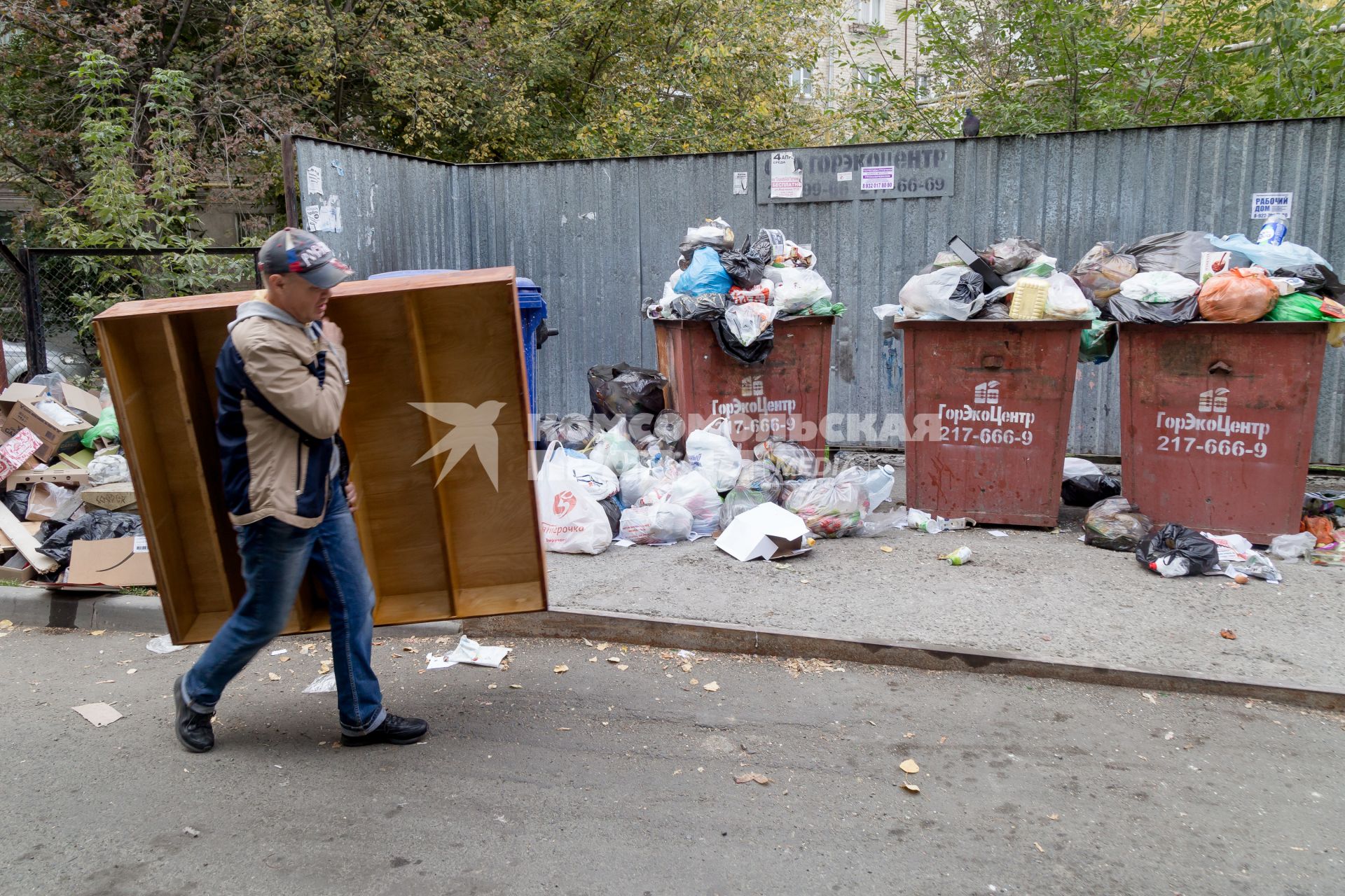 Челябинск.  Переполненные мусорные контейнеры во дворе одного из жилых домов.