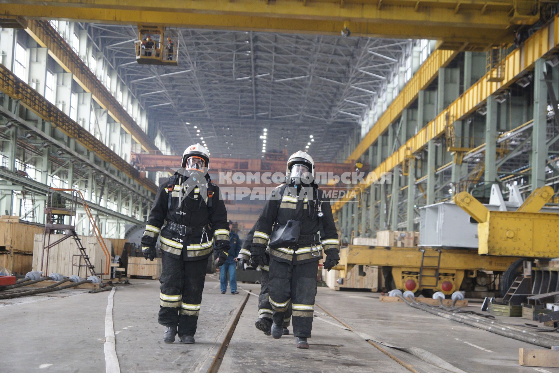 Екатеринбург. Сотрудники МЧС, в цехе завода УЗТМ, во время проведения командно-штабных учений в рамках всероссийской тренировки по гражданской обороне