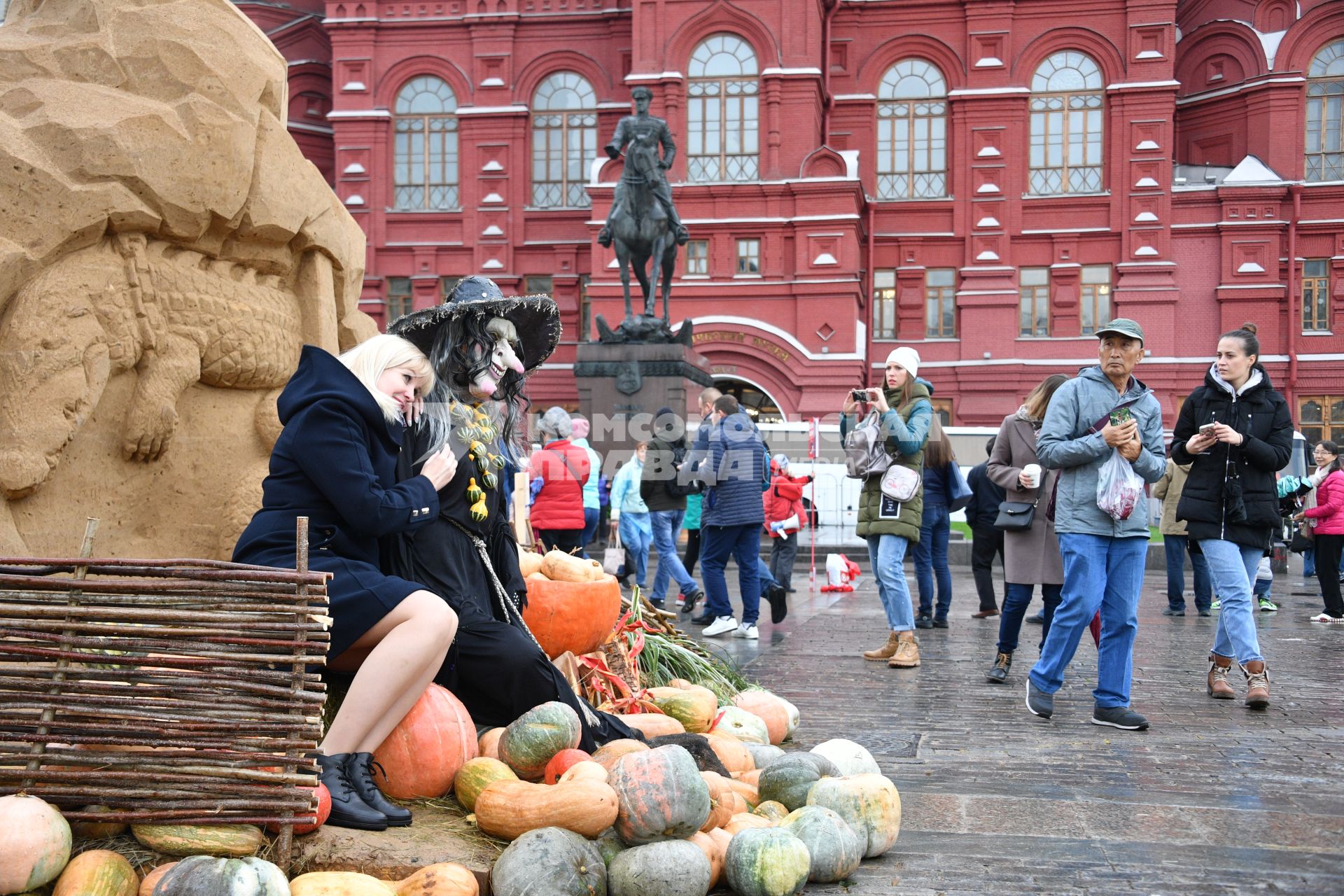 Москва. Прохожие во время гастрономического фестиваля `Золотая осень - 2018` на Манежной площади.