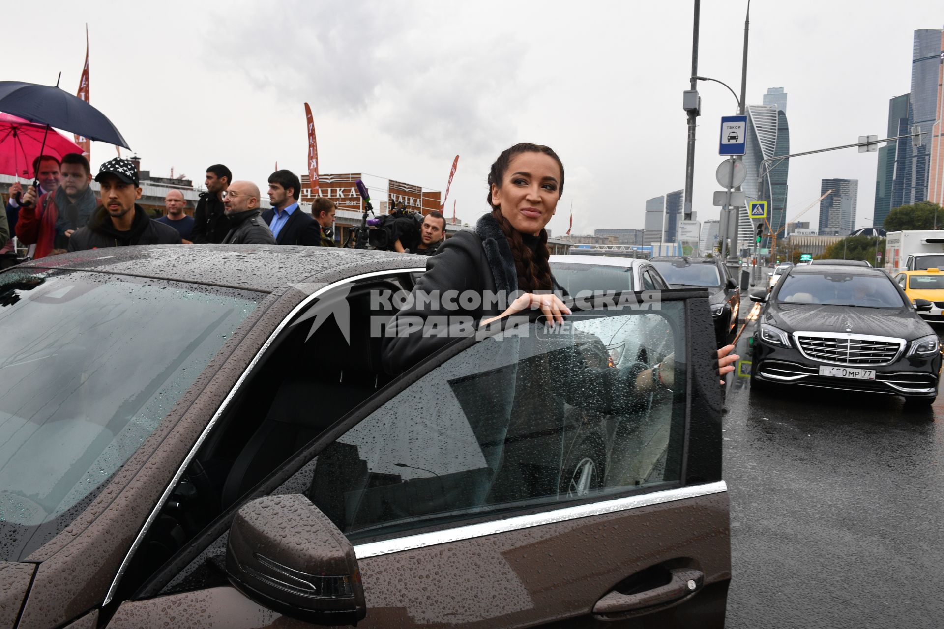 Москва. Телеведущая Ольга Бузова рядом с призовой машиной.