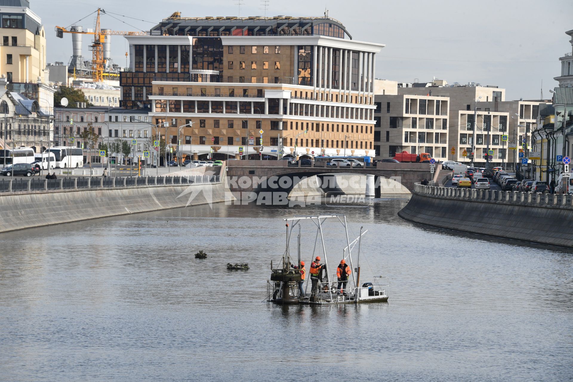 Москва. Рабочие убирают на зиму плавучие фонтаны Водоотводного канала.