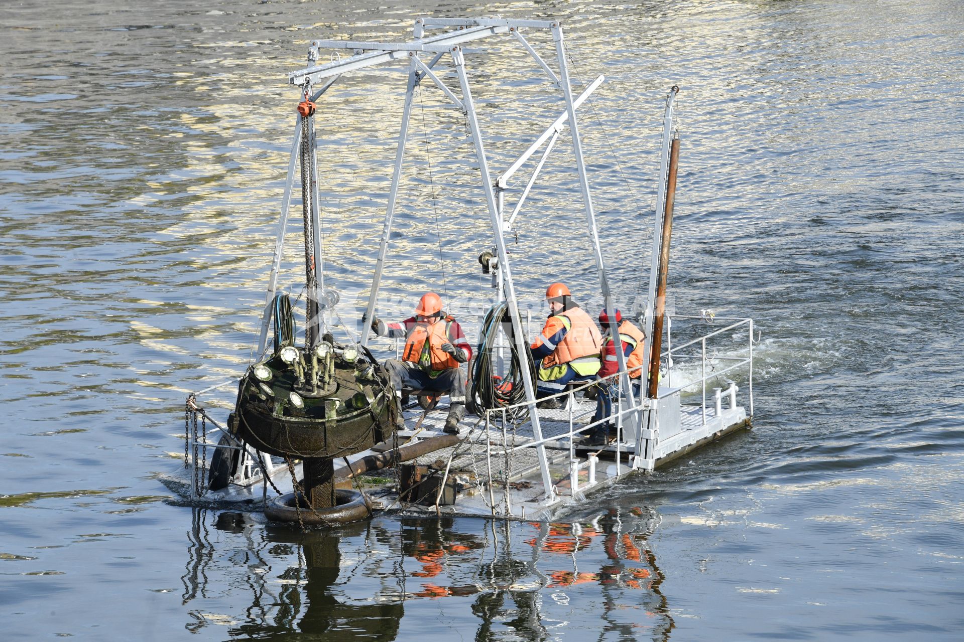 Москва. Рабочие убирают на зиму плавучие фонтаны Водоотводного канала.