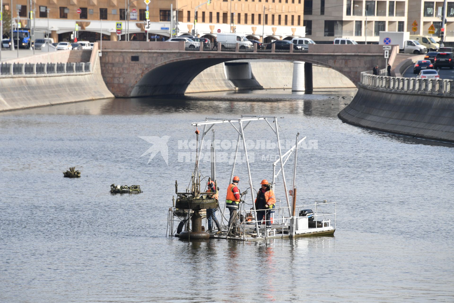 Москва. Рабочие убирают на зиму плавучие фонтаны Водоотводного канала.