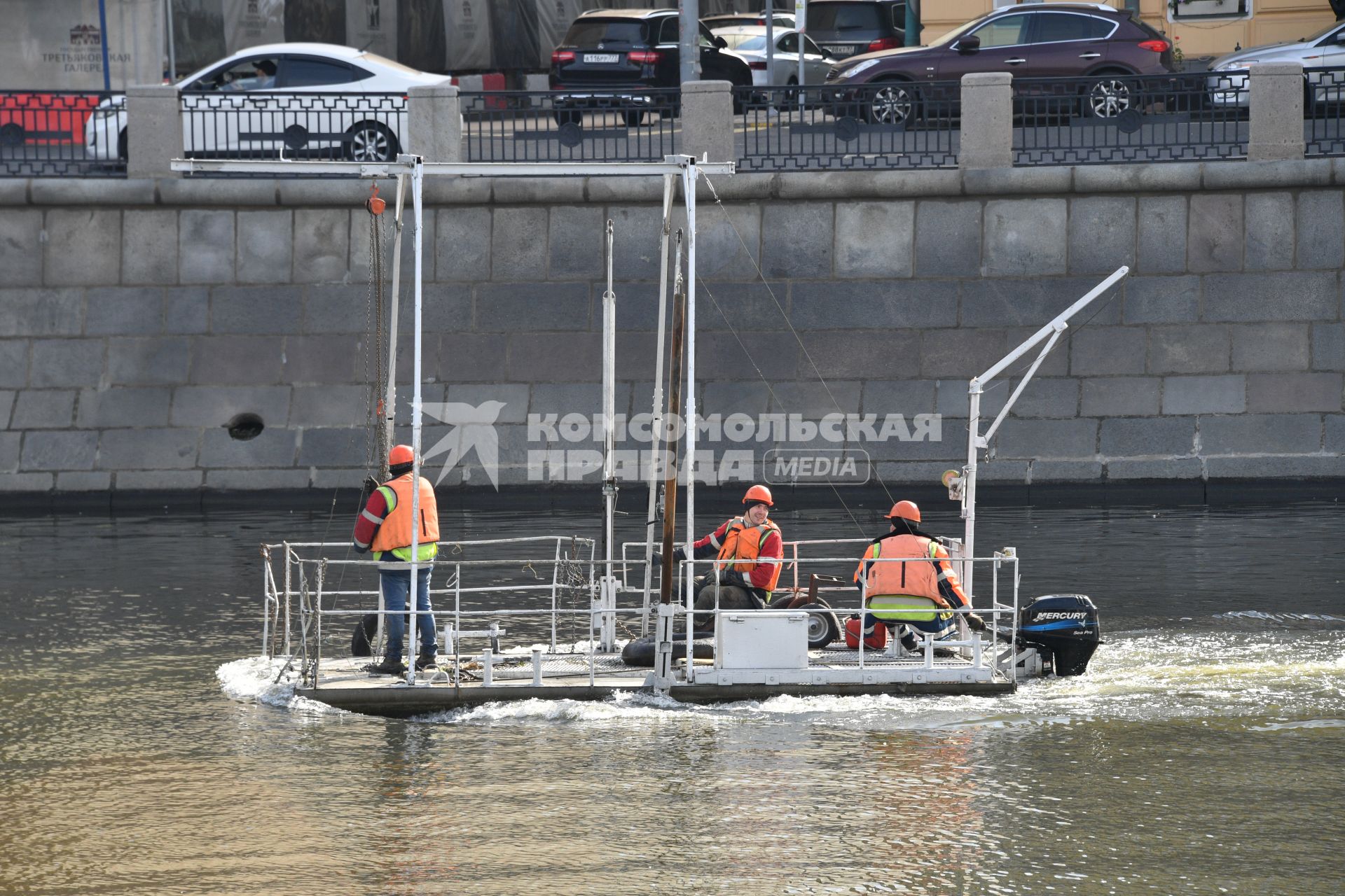 Москва. Рабочие убирают на зиму плавучие фонтаны Водоотводного канала.