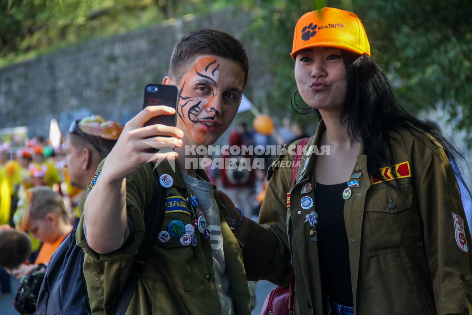 Владивосток. Участницы праздничного шествия, посвященного Дню тигра, делают селфи.