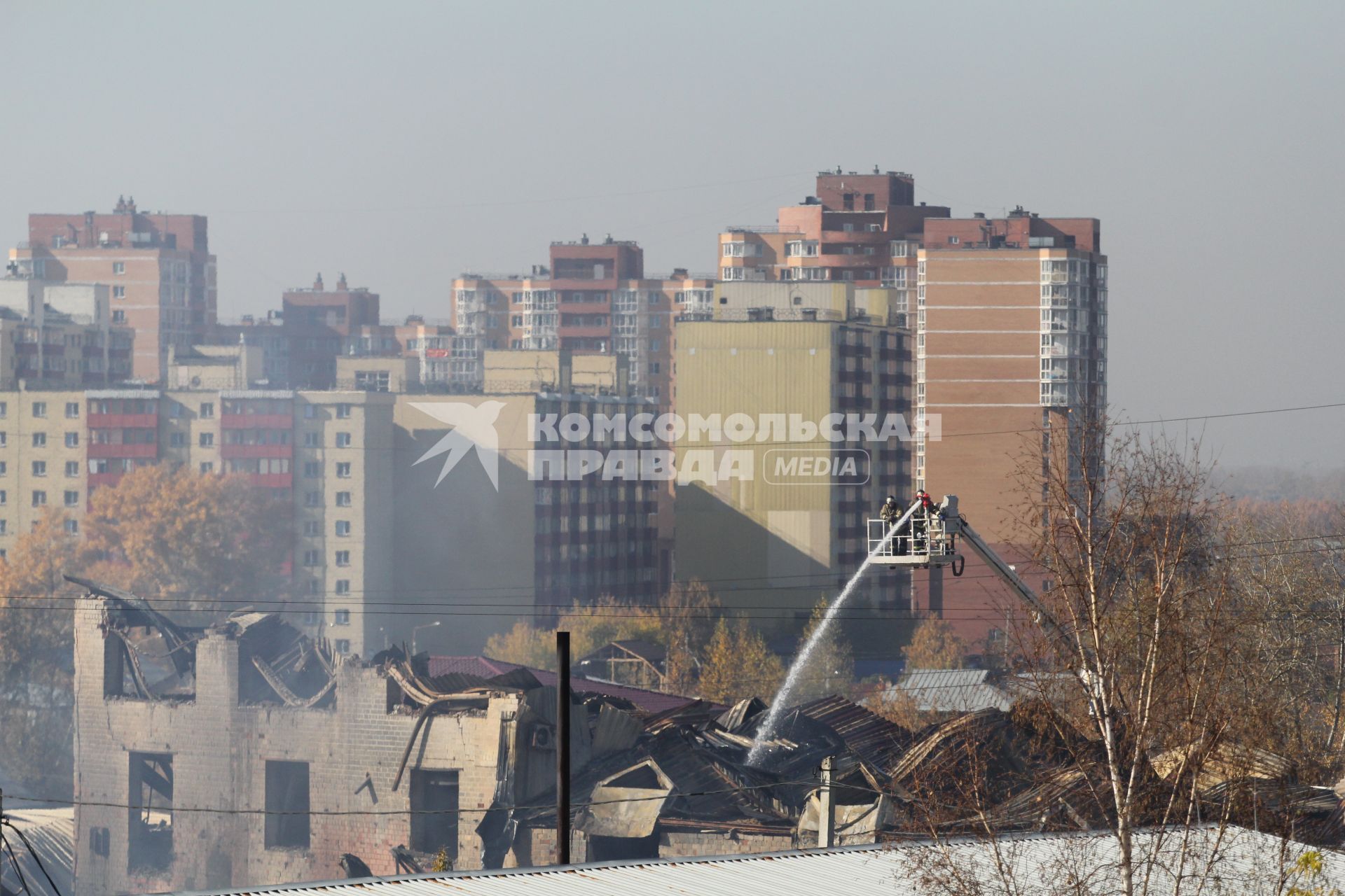 Иркутск. Во время тушения пожара в мебельном магазине гипермаркете `Мебель Сити`.