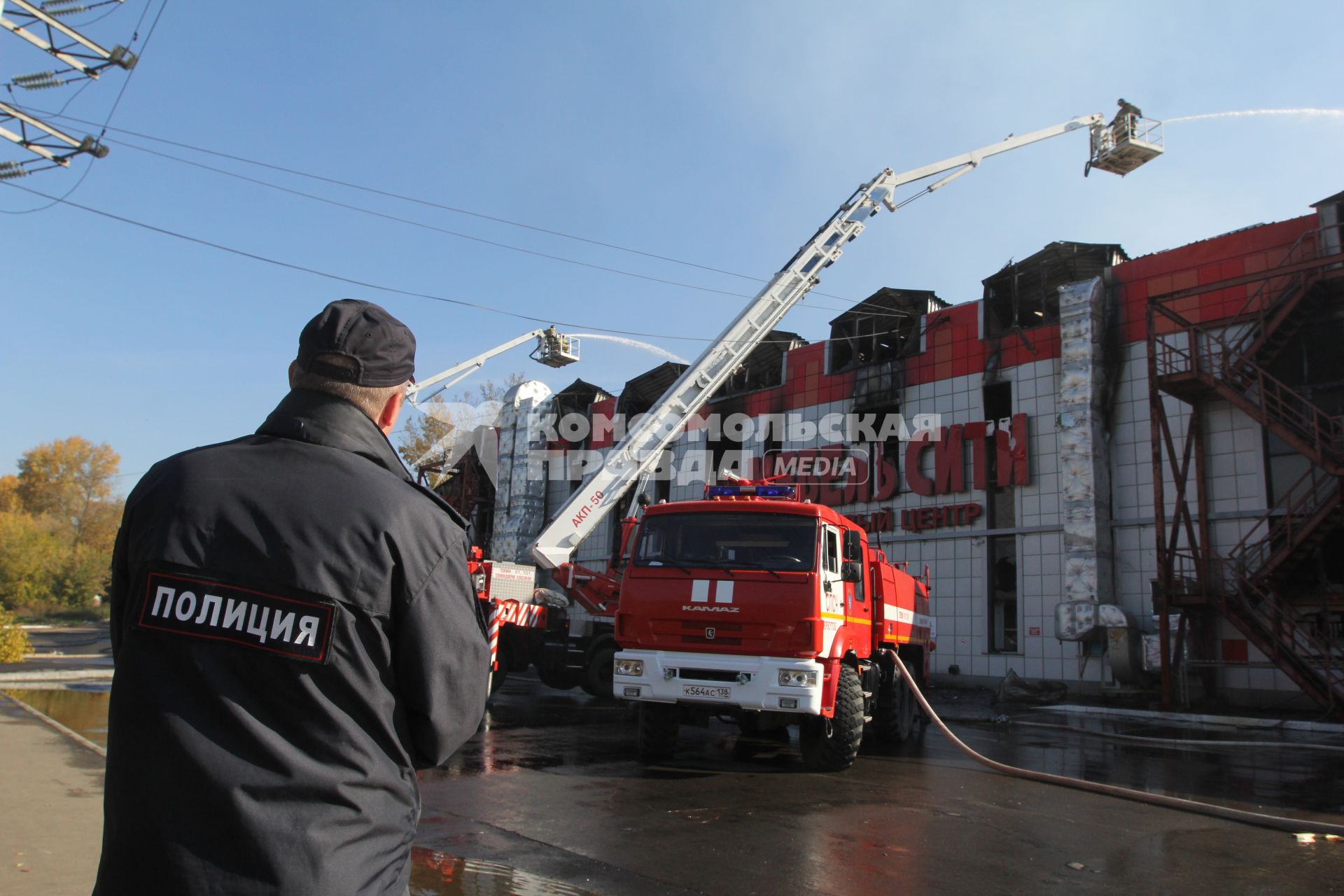 Иркутск. Во время тушения пожара в мебельном магазине гипермаркете `Мебель Сити`.