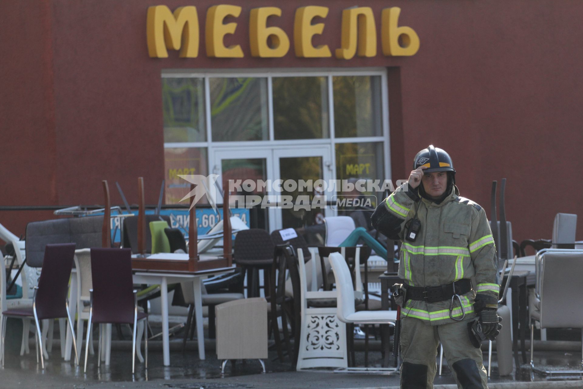 Иркутск. Во время тушения пожара в мебельном магазине гипермаркете `Мебель Сити`.