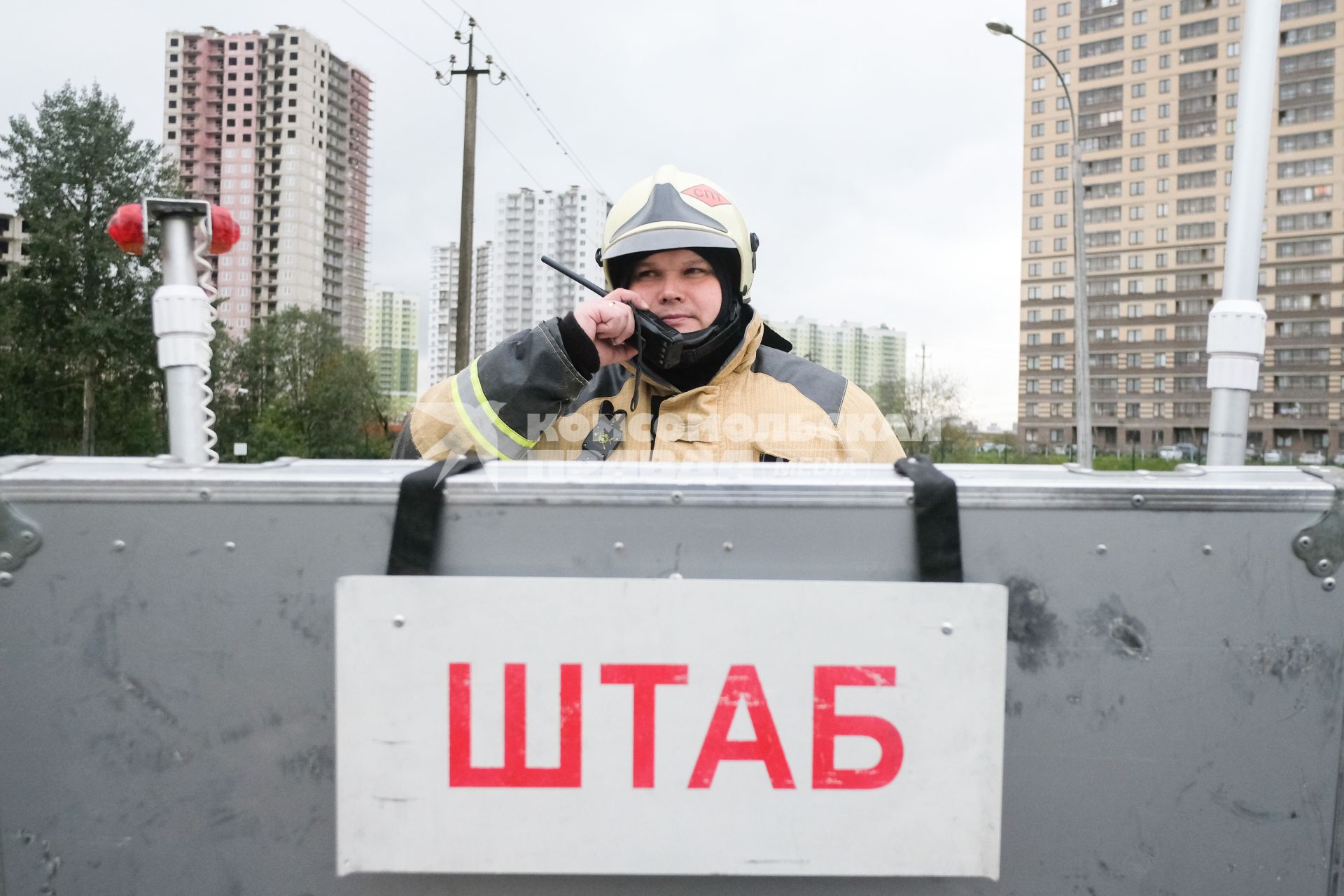 Ленинградская область.   Спасатель МЧС  во время комплексных учений по ликвидации аварийной ситуации , проводящихся в рамках Всероссийской тренировки по Гражданской обороне.