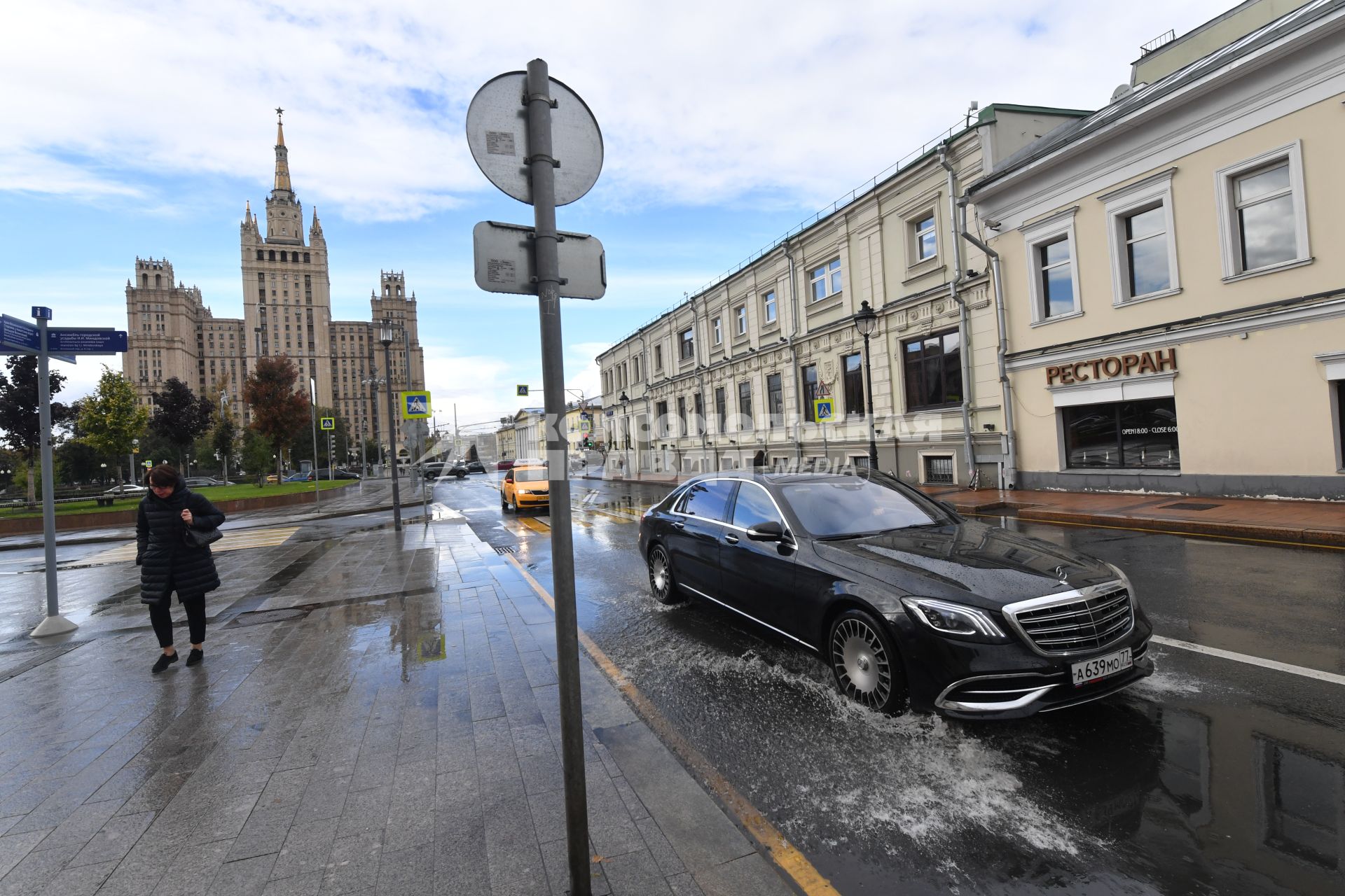 Москва. Вид на высотное здание на Кудринской площади.