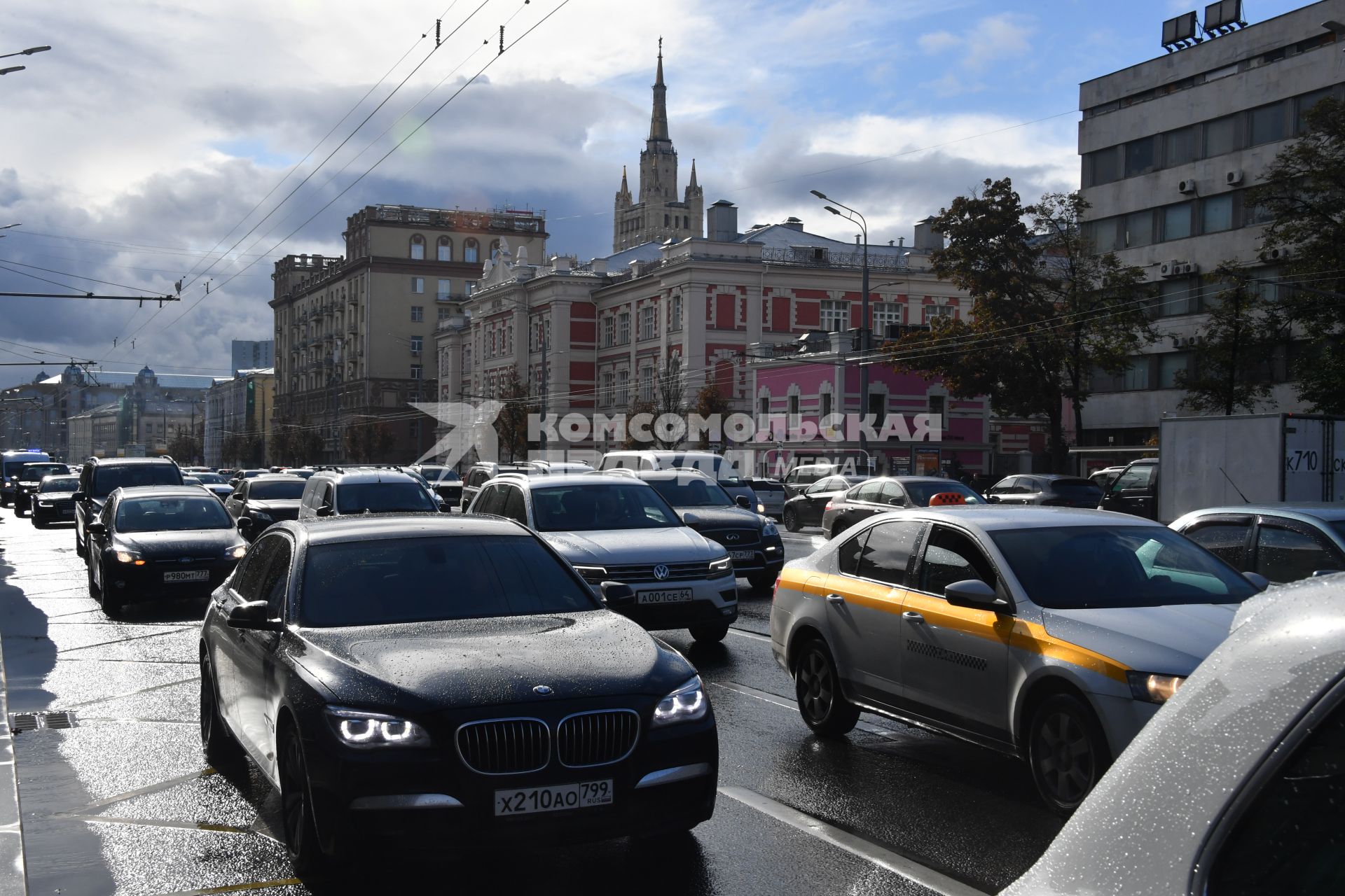 Москва. Автомобильное движение на Садовом кольце.