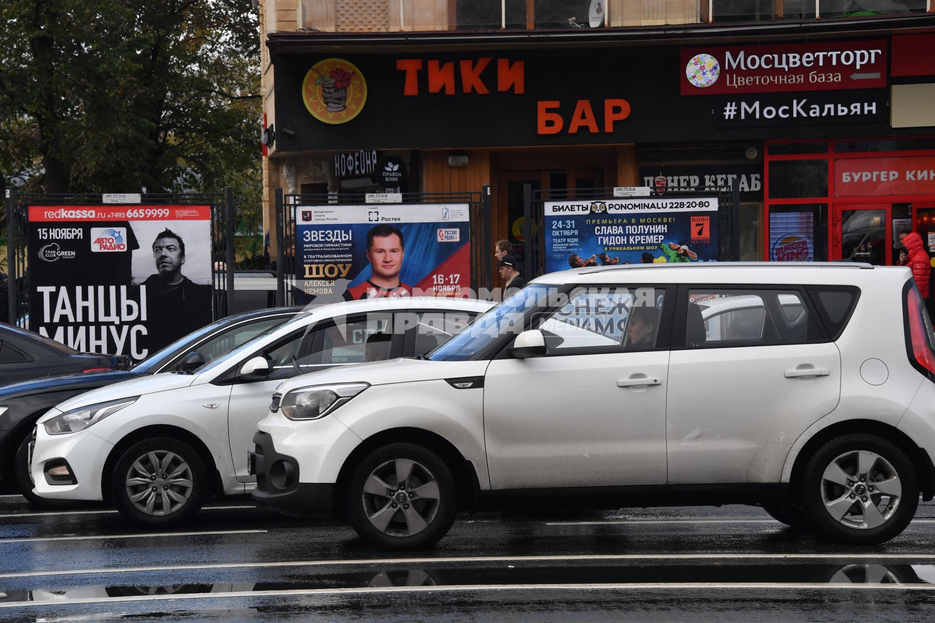 Москва. Афиши на улице города.