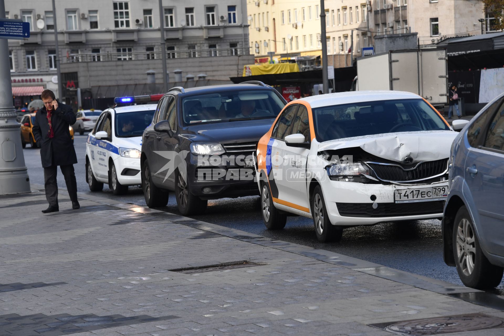 Москва. Разбитый автомобиль каршеринговой системы `Яндекс Драйв ` на Триумфальной площади.