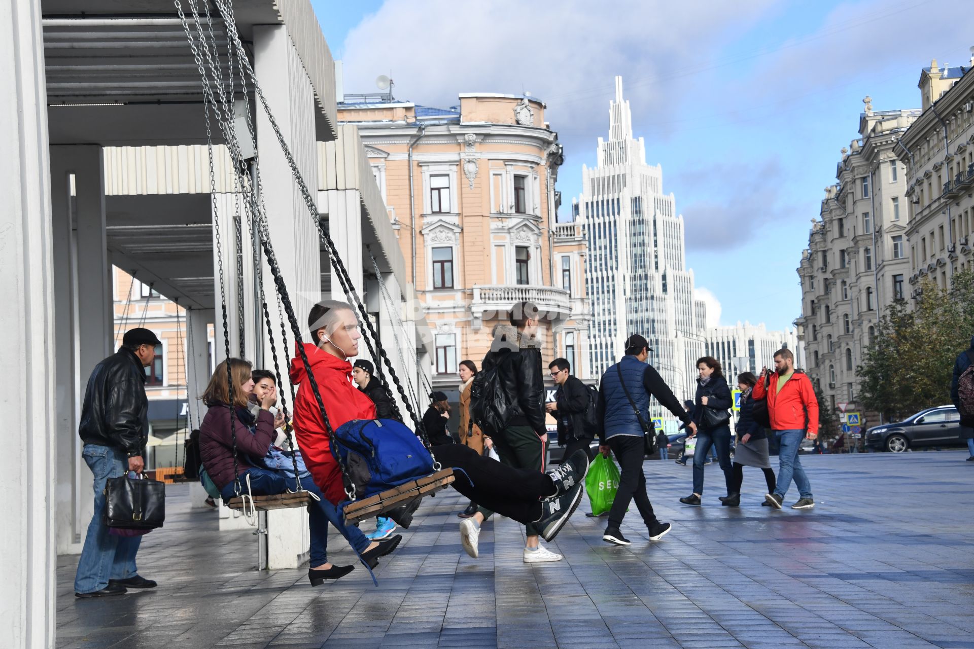 Москва. Качели на Триумфальной площади.