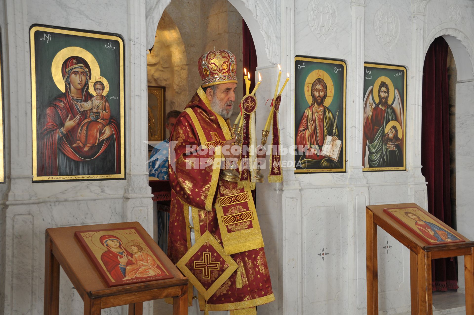 Сирия, Маалюл.  Священник проводит службу в восстановленном  после захвата и разрушения боевиками храме в Маалюла.