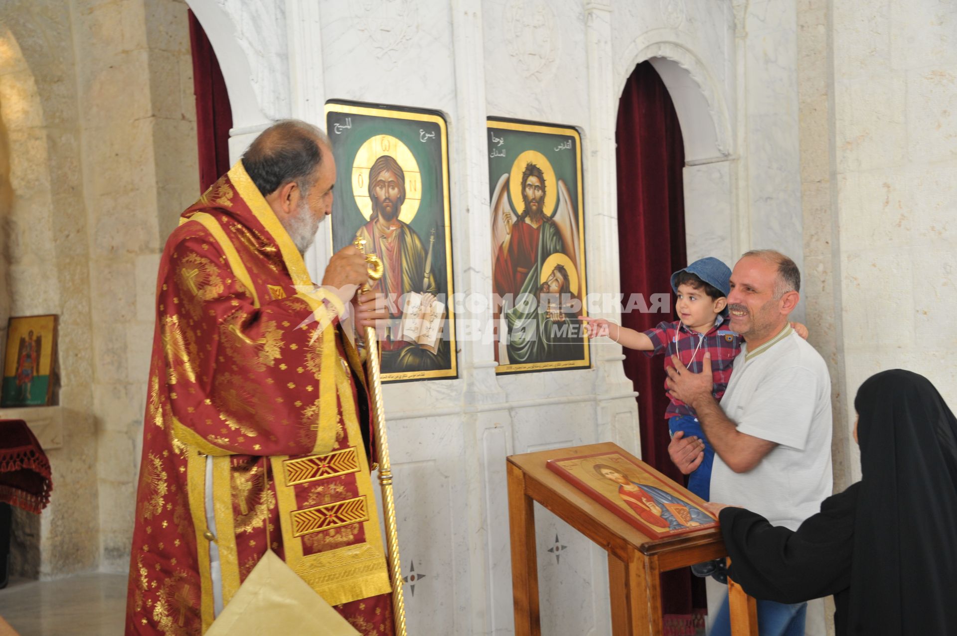 Сирия, Маалюл.  Священник проводит службу в восстановленном  после захвата и разрушения боевиками храме в Маалюла.