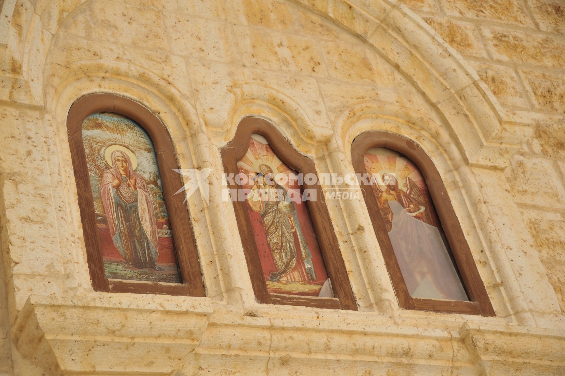Сирия, Маалюл. Иконы восстановленного после захвата и разрушения боевиками храма в Маалюла.