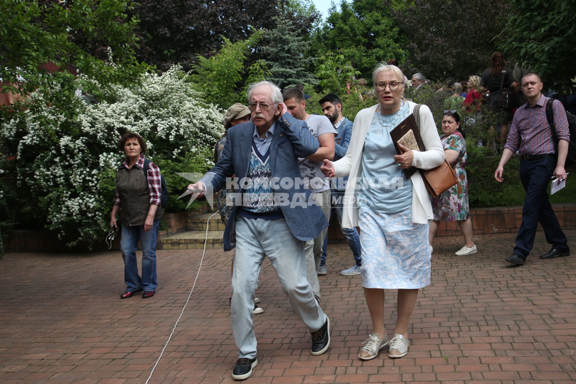 Диск280. Мосфильмовская улица. Площадь звезд российского кинематографа. Торжественная закладка именных плит актерам Владимиру Машкову, Василию Ливанову и актрисе Зинаиде Кириенко. 2018. На снимке: актер Василий Ливанов с женой Еленой