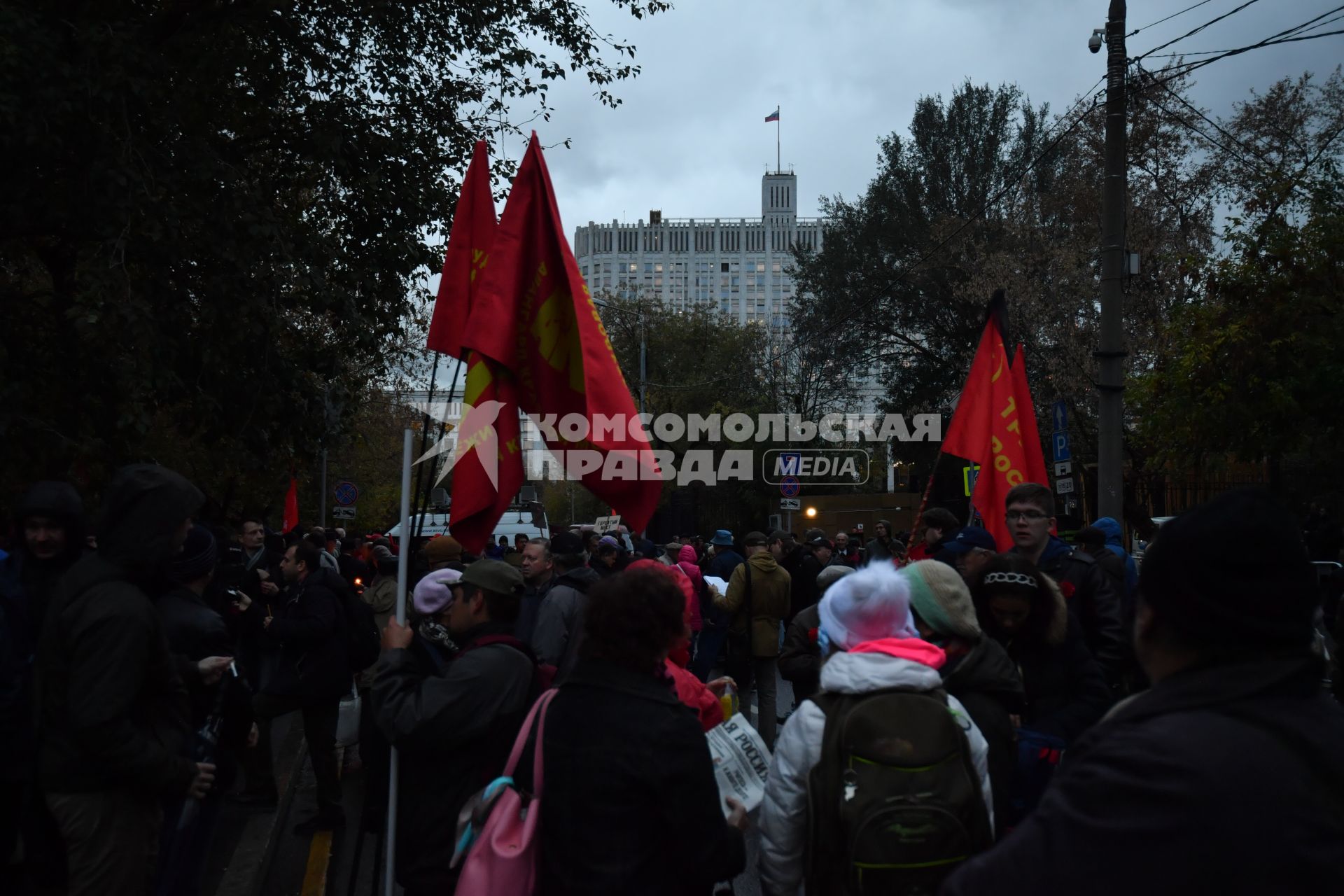 Москва.  Участники траурного шествия в память о трагических событиях в Москве в октябре 1993 года.