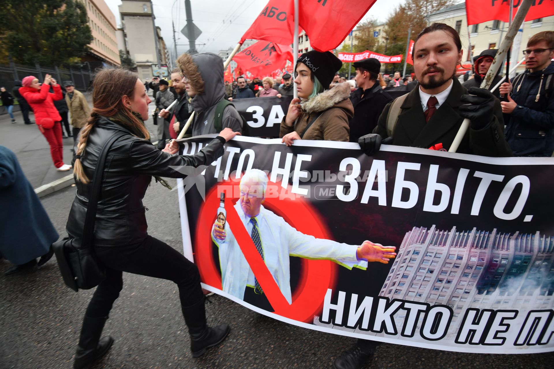 Москва.  Участники траурного шествия в память о трагических событиях в Москве в октябре 1993 года.