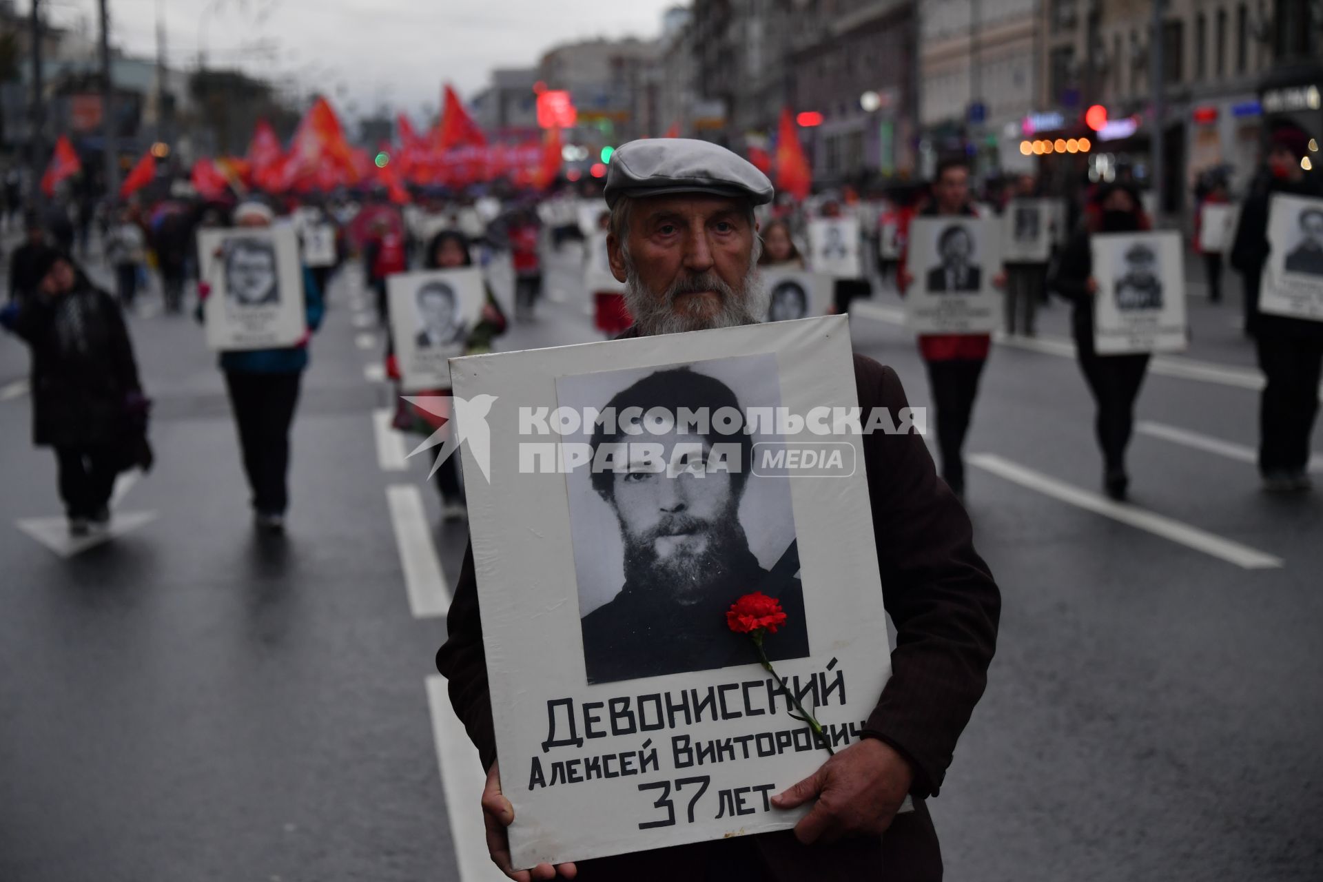 Москва.  Участники траурного шествия в память о трагических событиях в Москве в октябре 1993 года.